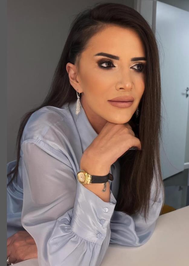 Novinarka Mara Banica u svilenoj košulji.jpg