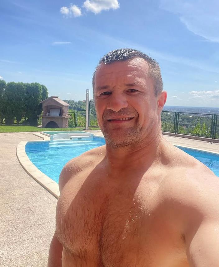 Mirko Filipović u bazenu