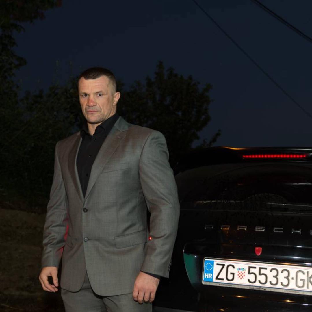 Mirko Filipović pored automobila