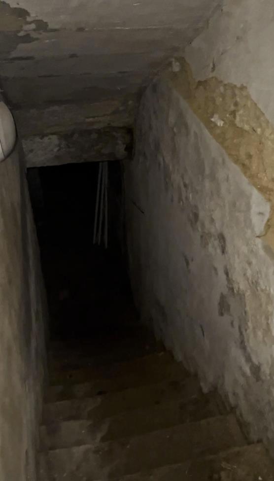 muškarac u podrumu pronašao tunel sa tajnim prostorijama (1).jpg