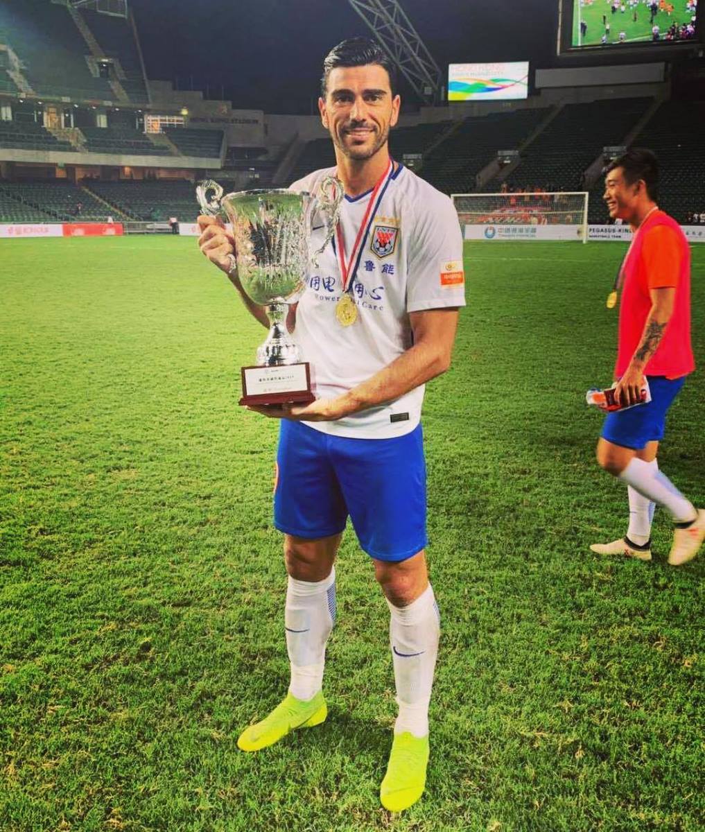 Gracijano Pele sa peharom u Kini