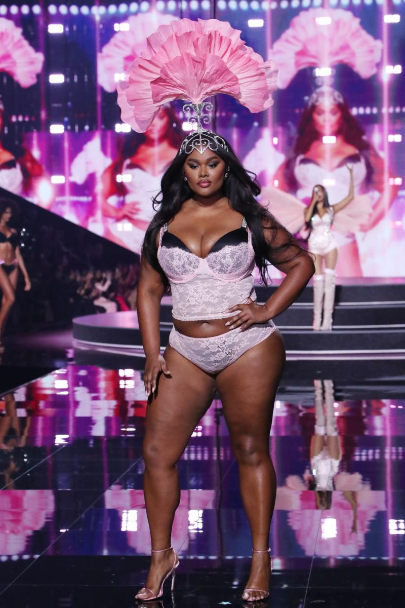 Prešes Li na reviji Victoria secret