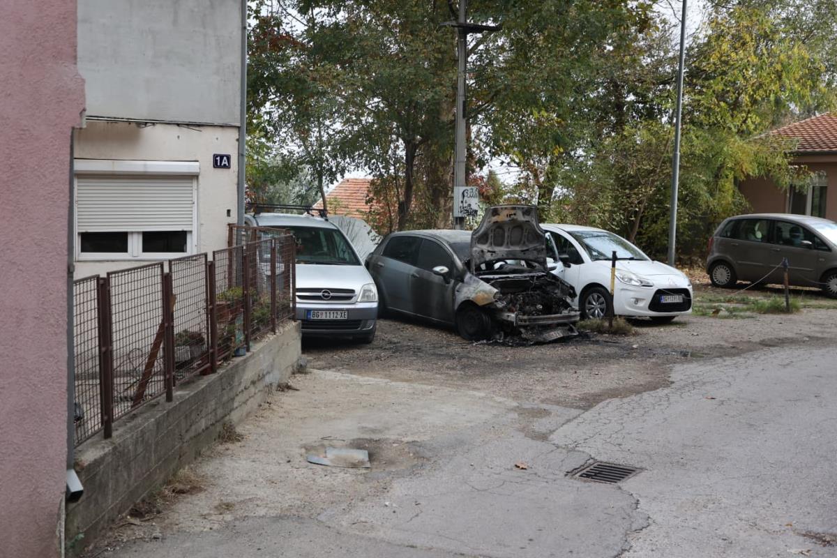 bomba zapaljen automobil karaburma (10).jpg