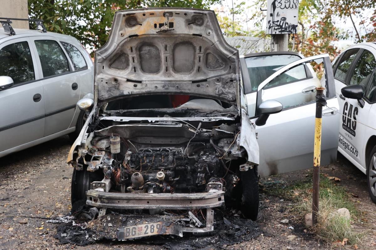 bomba zapaljen automobil karaburma (3).jpg