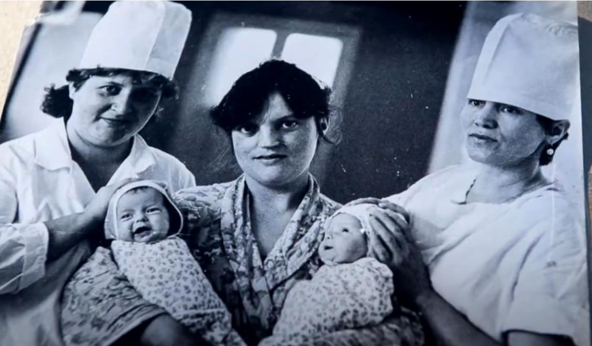 Sijamske bliznakinje Ana i Tanja u naručju majke Vere.jpg