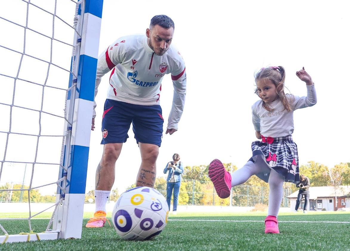 Marko Arnautović igra fudbal sa devojčicom Aleksijom Maksić na Marakani