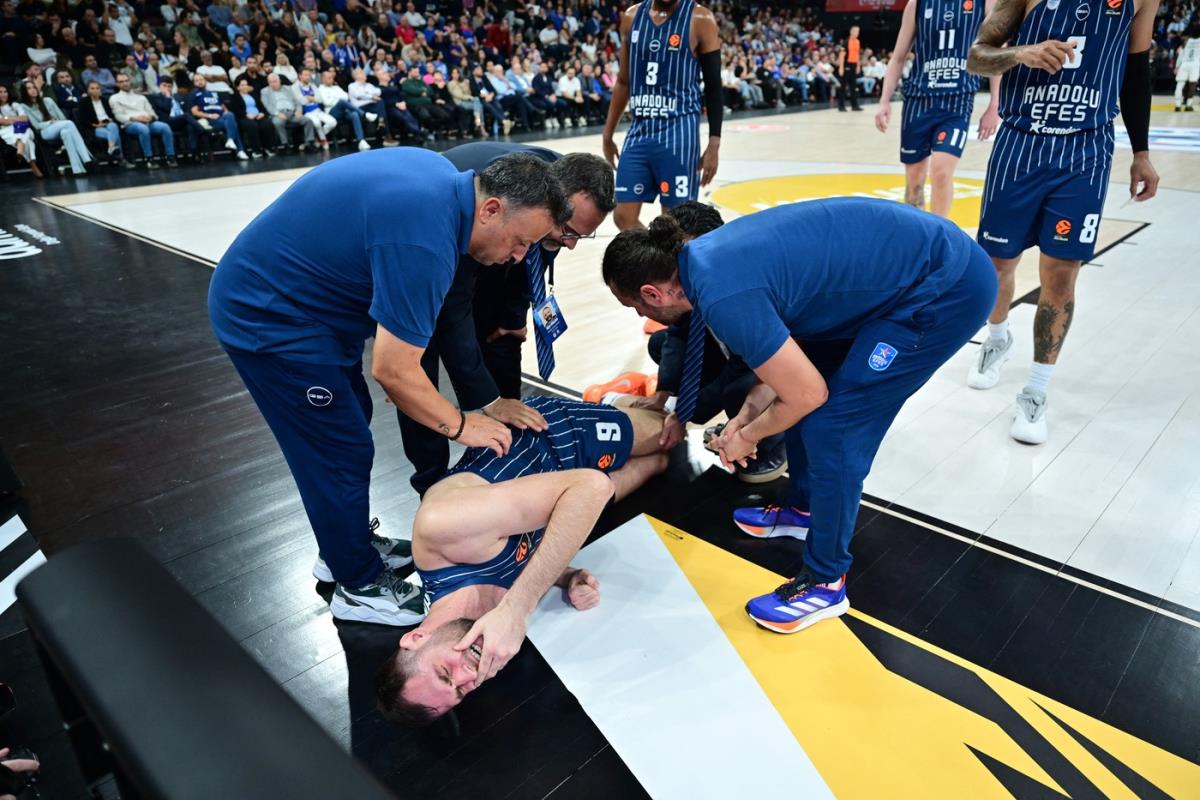 Jeziva povreda Papajanisa na utakmici Efes - Panatinaikos