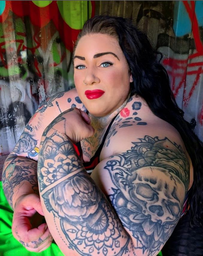 Džeki Korn pokazuje mišiće.jpg