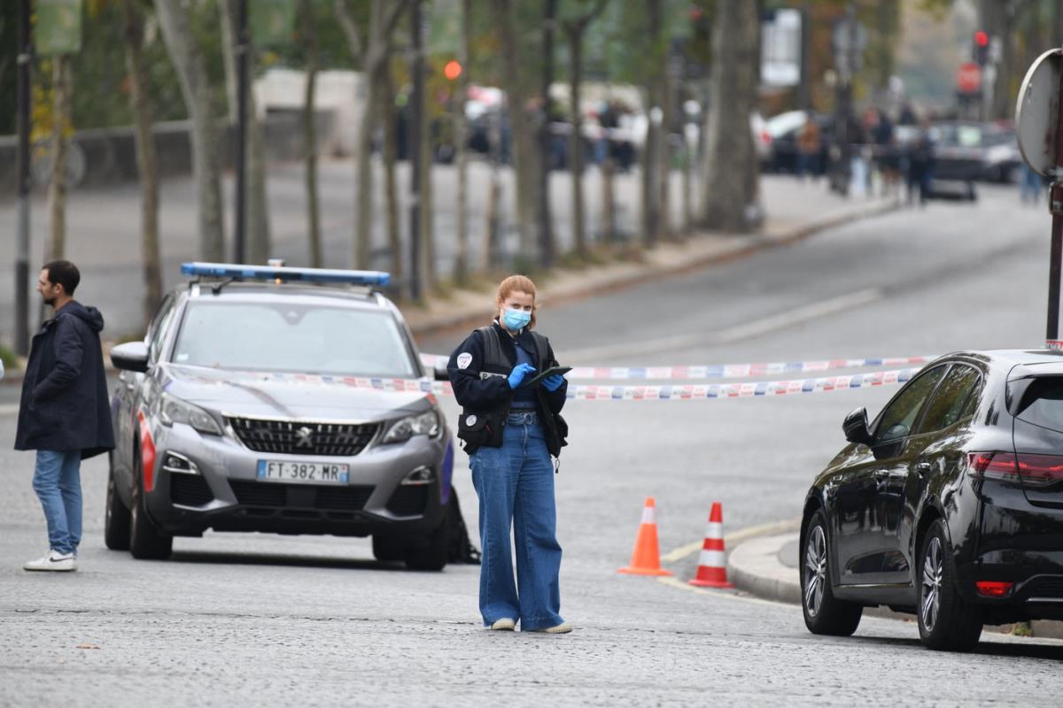 Policija u okolini Luvra nakon pljačke muzeja