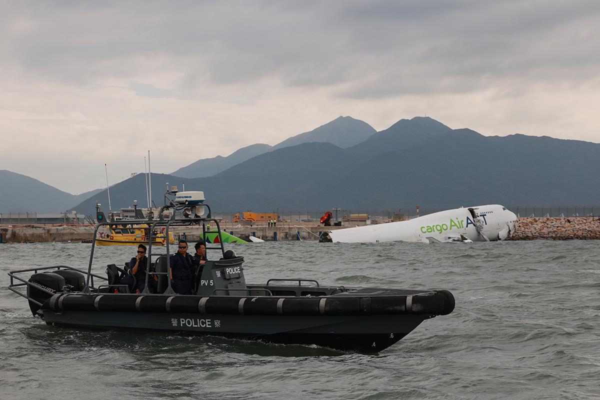 avion Boing izleteo sa piste Hong Kong (14).jpg