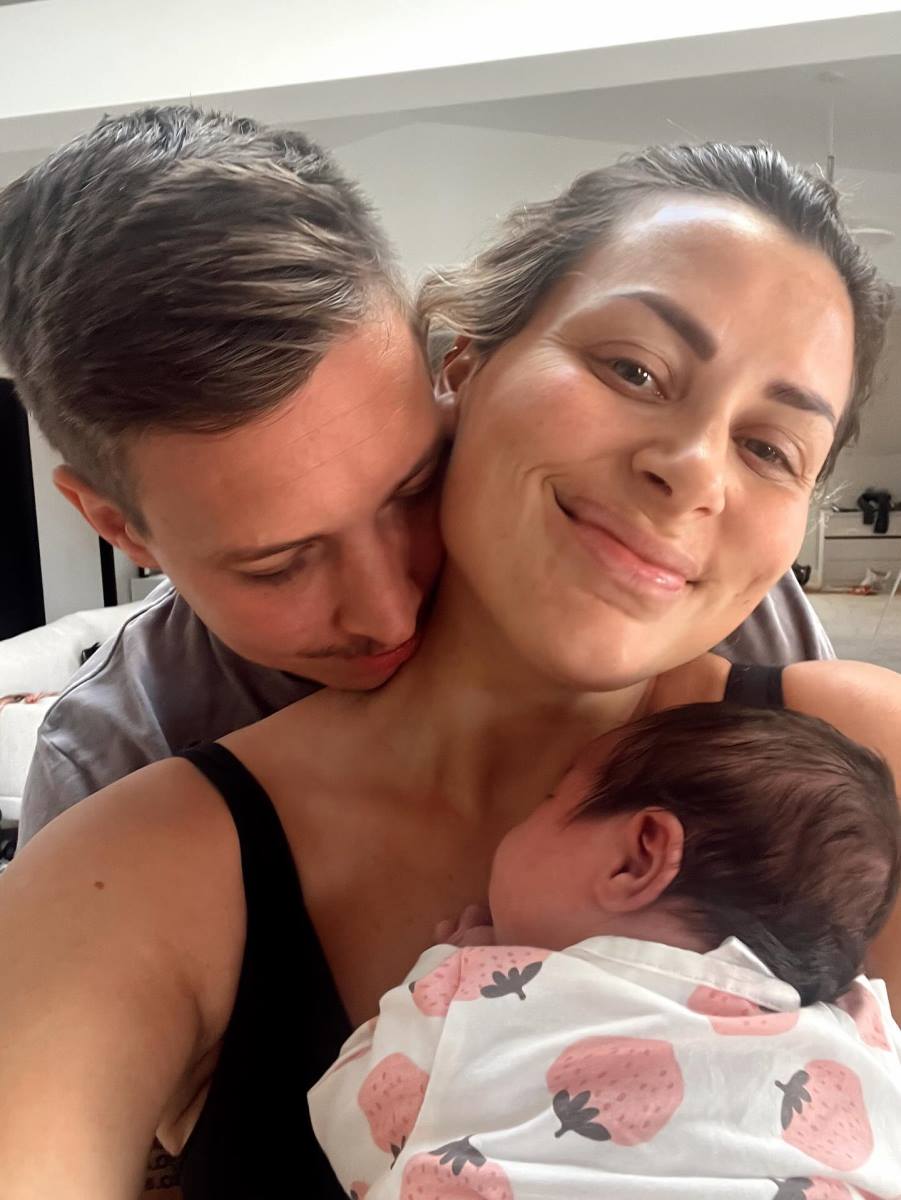 Nora Merk sa ćerkicom i mužem