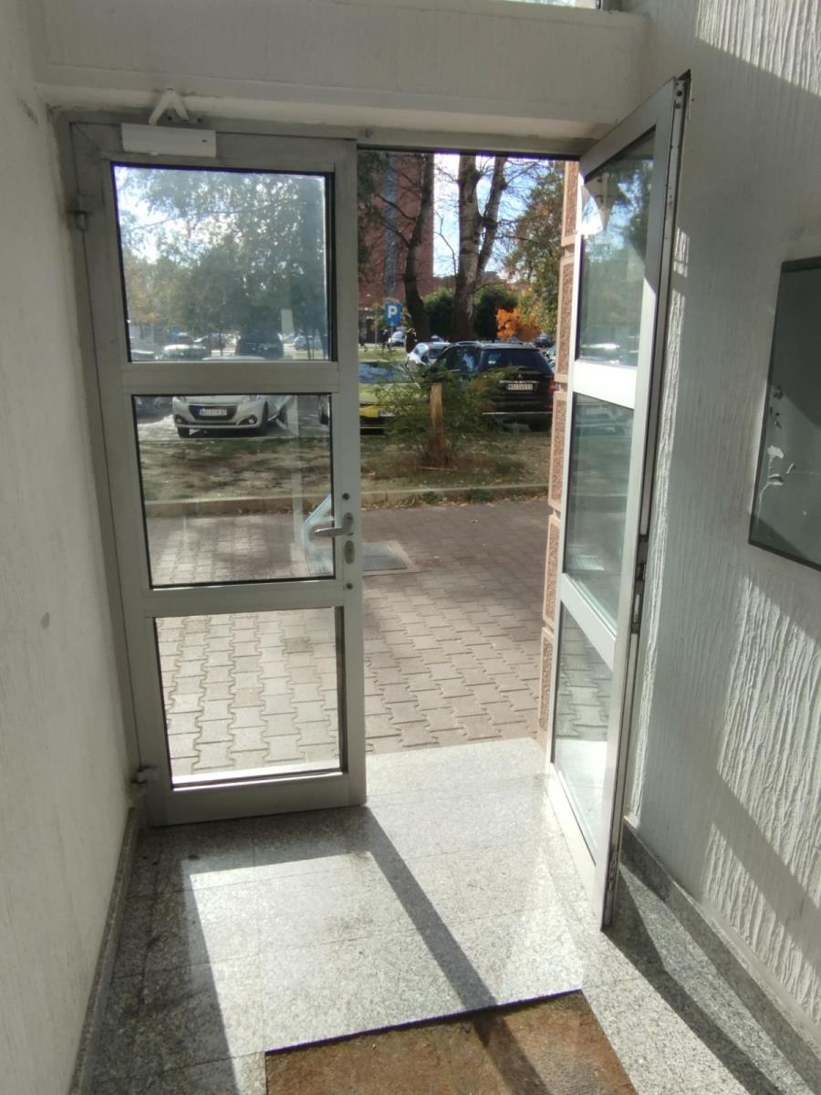 Novi Sad pronađeno je telo bebe u lokvi krvi mrtva beba