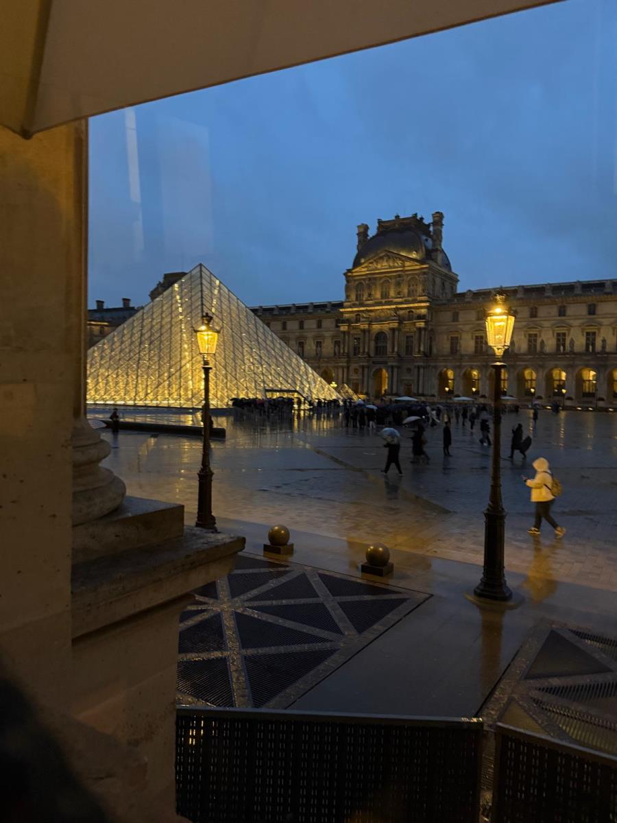 Muzej ima ukupno pet piramida. Baza glavne piramide teži 105 tona, a poduprta je sa 95 tona čelika.