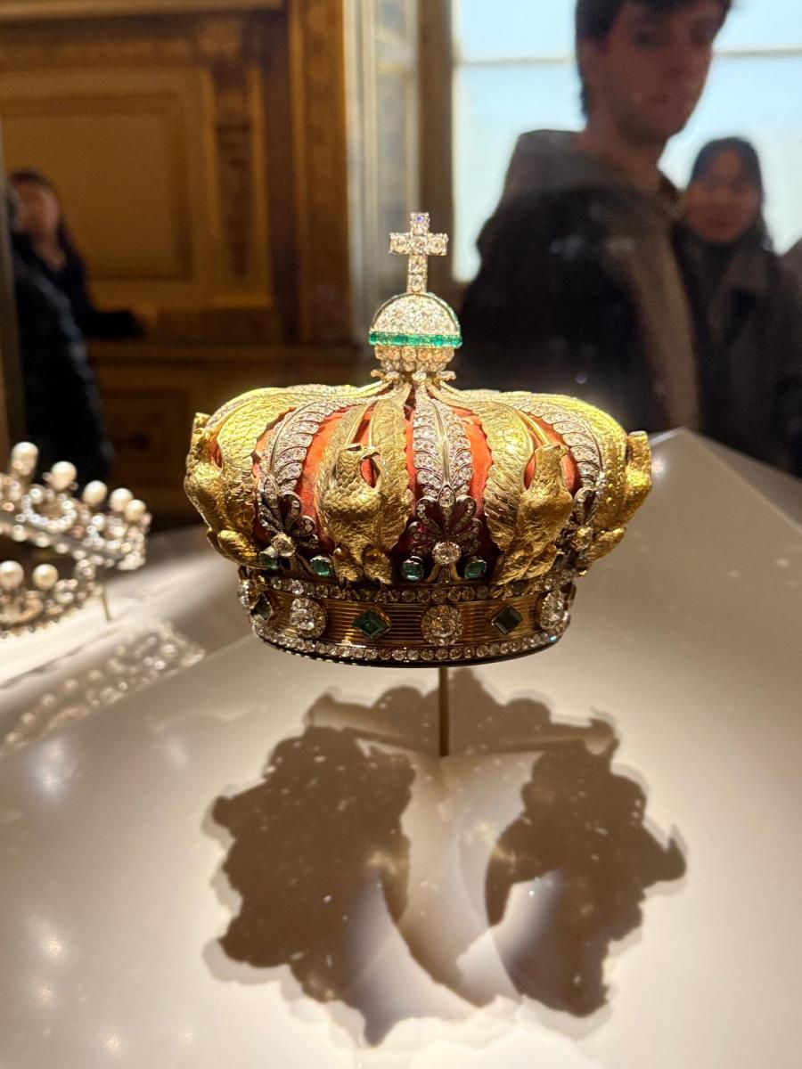 Lopovi su pokušali da ukradu krunu carice Evgenije, ali su je ispustili tokom bekstva