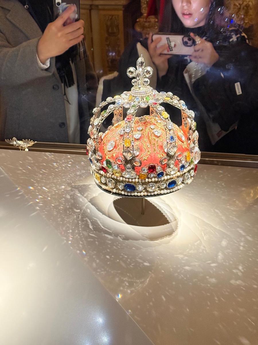 Ukradena kruna iz muzeja Luvr