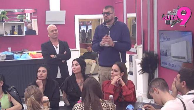 "TREBA SVOM DEČKU DA KAŽE DA NIJE ZALJUBLJENA U NJEGA" Janjuš održao emotivni govor za crnim stolom: Nije mi svejedno od kad sam te video...