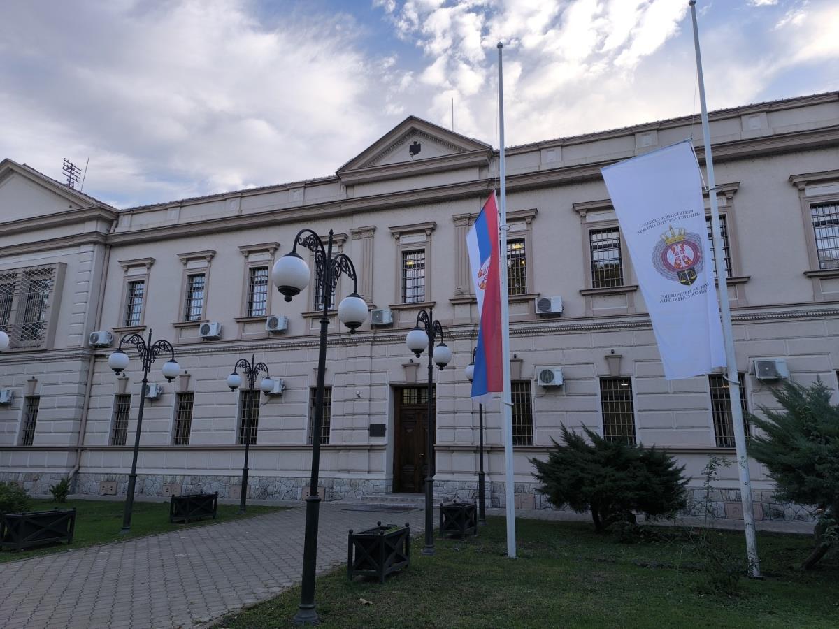 FOTO UIKS, zastave spuštene na pola koplja ispred upravne zgrade KPZ Sremska Mitrovica povodom Dana žalosti u tom gradu.jpg