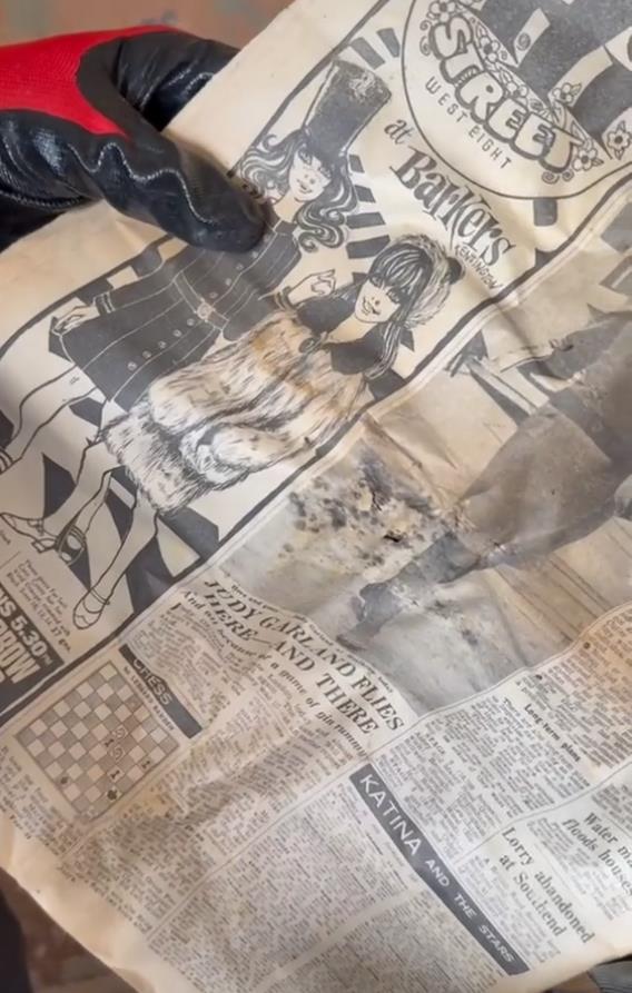 Par otkriva stare novine iz 1967. godine u zidu dok renovira kuću iz 1930-ih