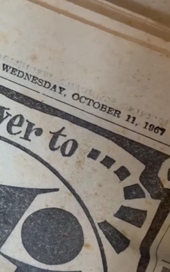 Par otkriva stare novine iz 1967. godine u zidu dok renovira kuću iz 1930-ih