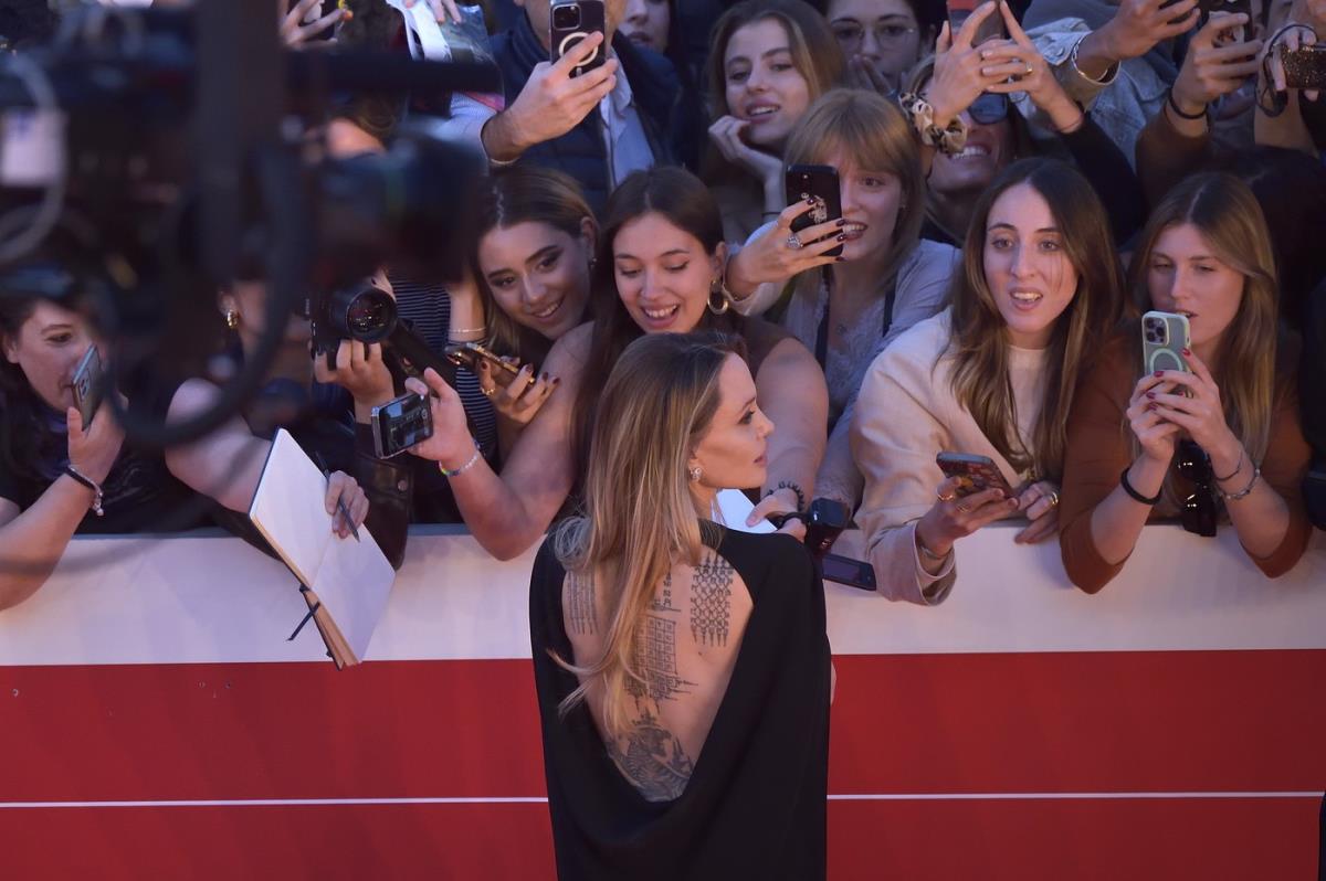 Anđelina Džoli u crnoj haljini Alberta Fereti na crvenom tepihu Filmskog festivala u Rimu pokazala tetovaže