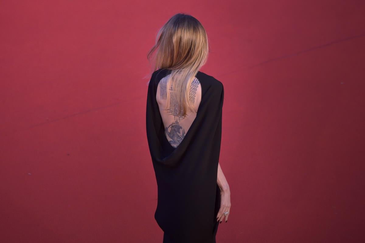 Anđelina Džoli u crnoj haljini Alberta Fereti na crvenom tepihu Filmskog festivala u Rimu pokazala tetovaže