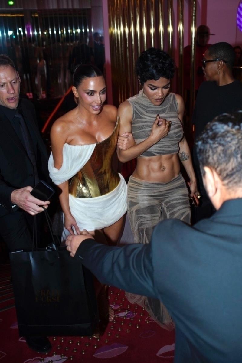 Kim Kardašijan u zlatnom korsetu Aleksandra Mekvina iz 1997. godine tokom proslave svog 45. rođendana u Parizu.