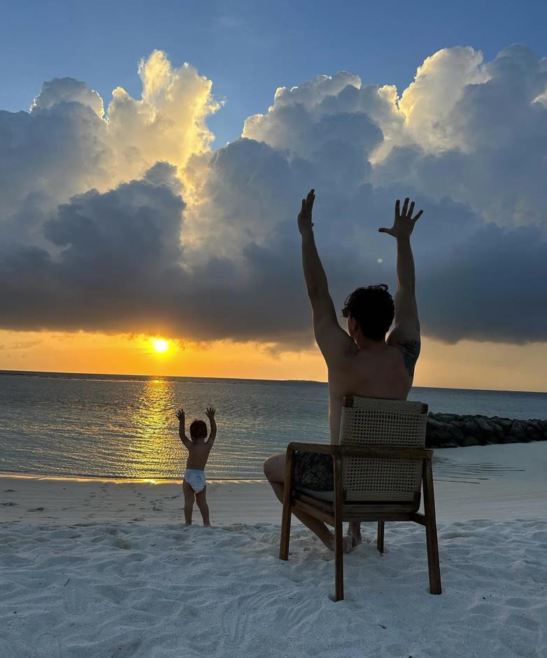 Miloš Biković i njegov sin Vasilije na plaži na Maldivima gledaju zalazak sunca.