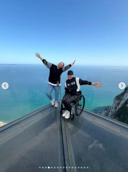 Đorđa Kalci sa drugaricom na Gibraltaru.jpg