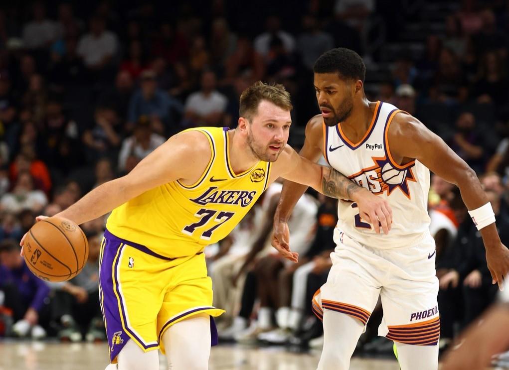 Džered Batler u duelu sa Lukom Dončićem