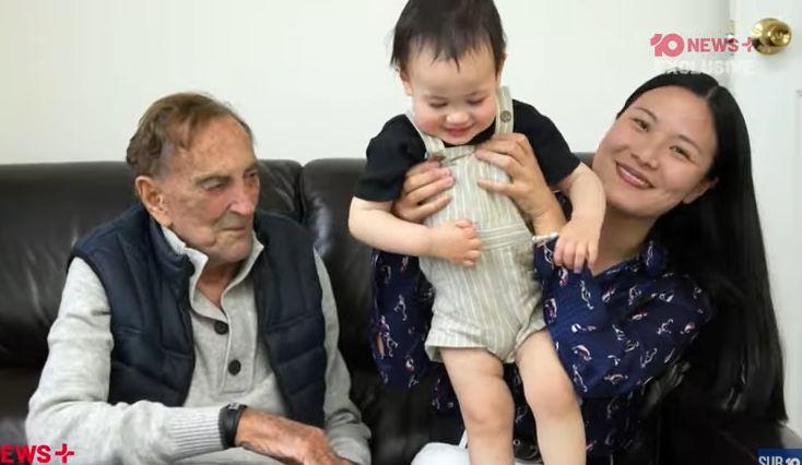 Doktor Džon Levin sa sinom i suprugom.jpg