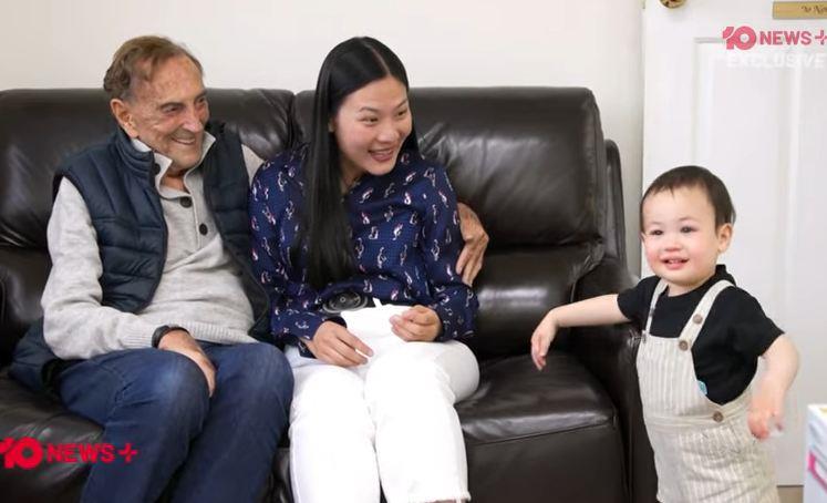 Doktor Džon Levin sa suprugom i sinom.jpg