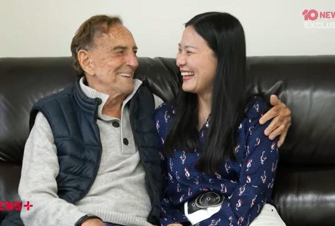 Doktor Džon Levin nasmejan sa suprugom.jpg