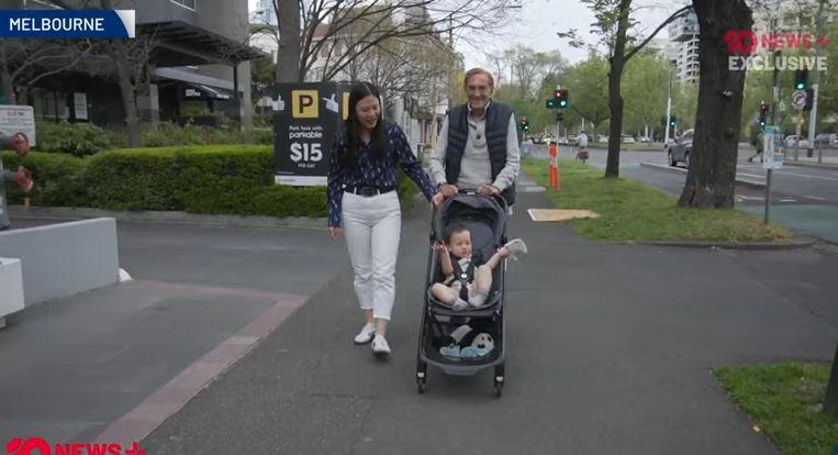 Doktor Džon Levi sa suprugom i bebom u šetnji.jpg