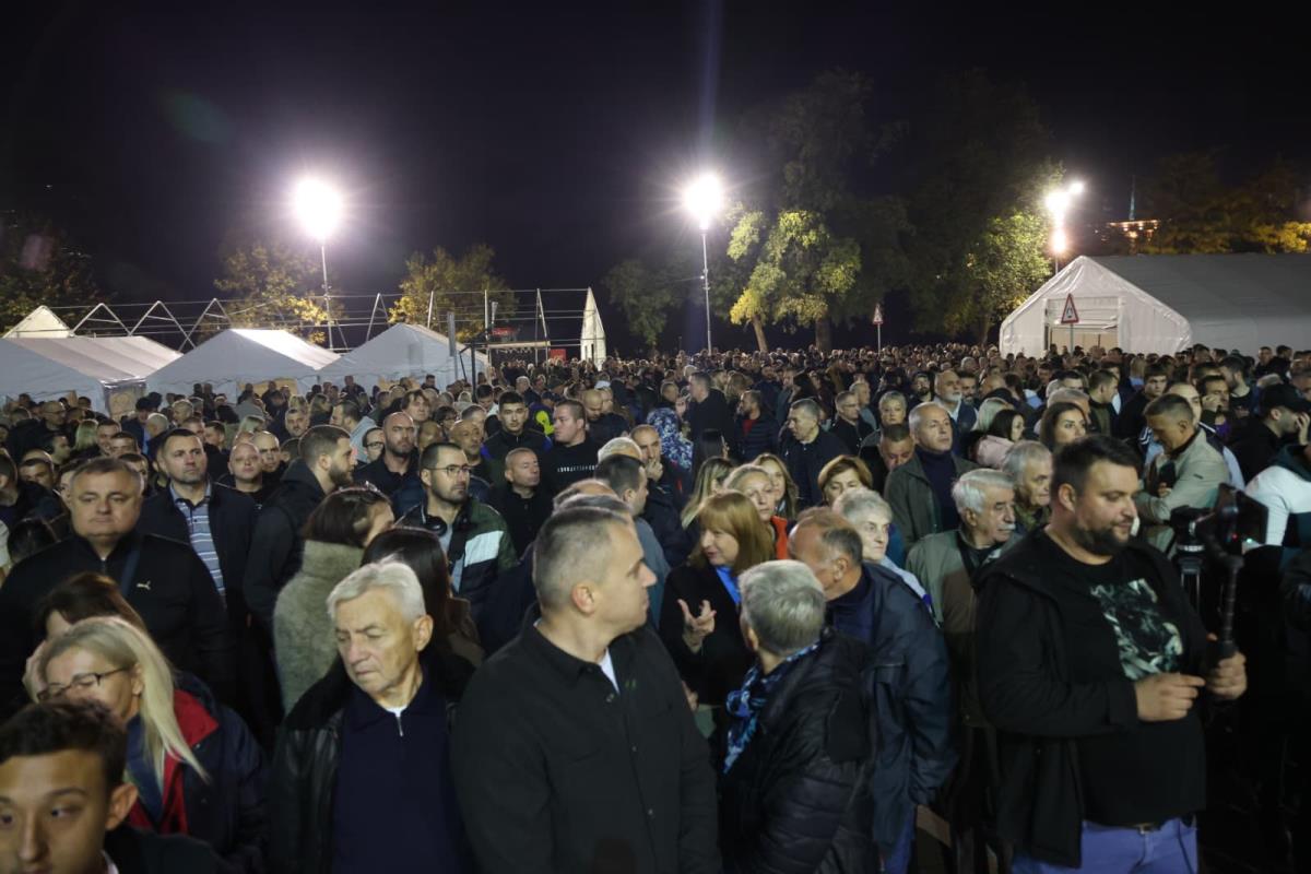 ispred Skupštine da pruže podršku ranjenom Milanu Bogdanoviću (3).jpeg