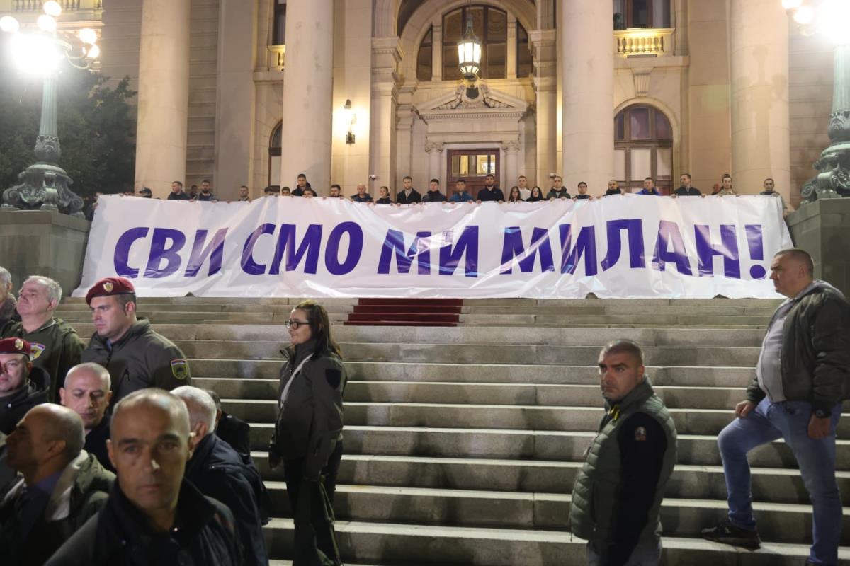 ispred Skupštine da pruže podršku ranjenom Milanu Bogdanoviću (2).jpeg