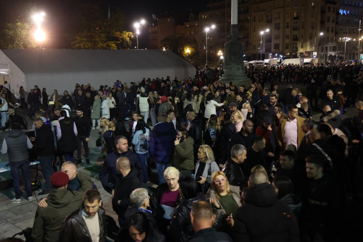 podrška ispred Skupštine  ranjenom Milanu Bogdanoviću (1).jpg