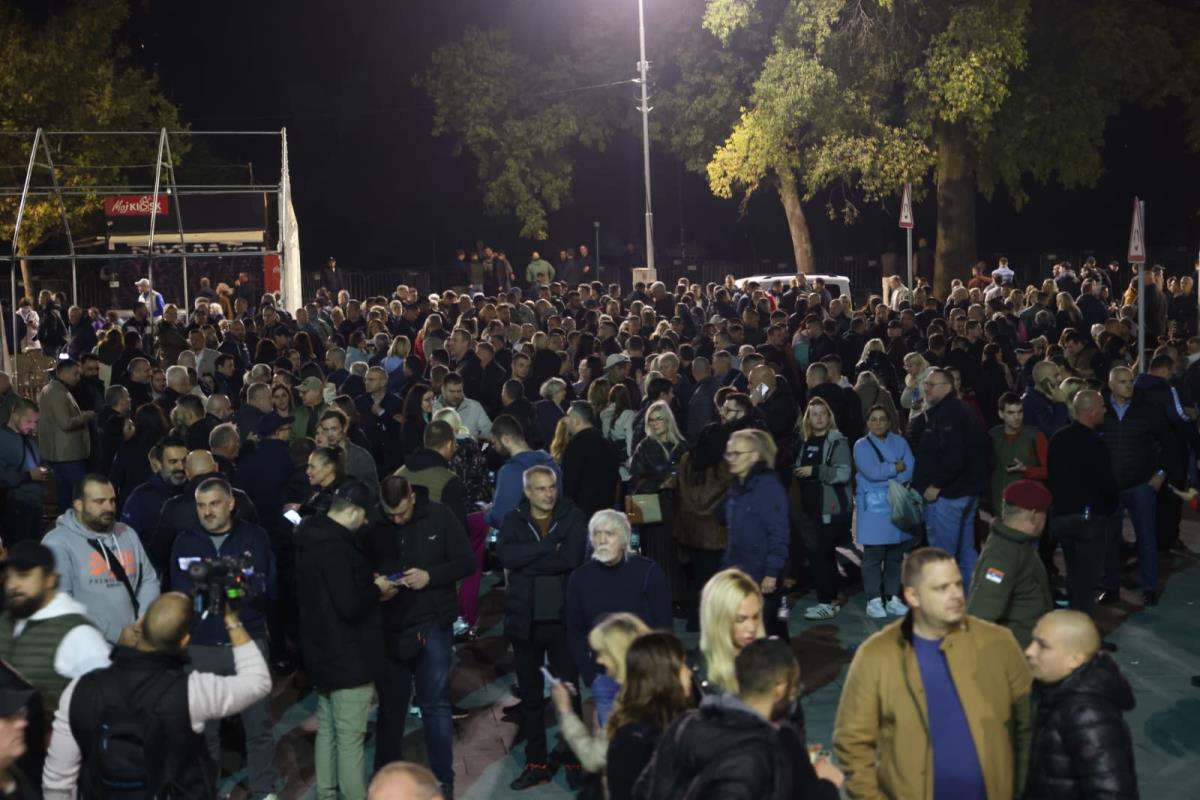 podrška ispred Skupštine  ranjenom Milanu Bogdanoviću (2).jpg