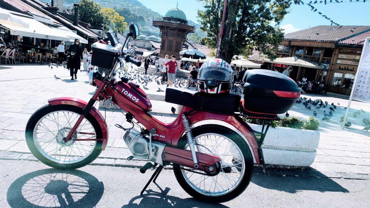 Na Baščaršiji foto privatna arhiva (1).jpg