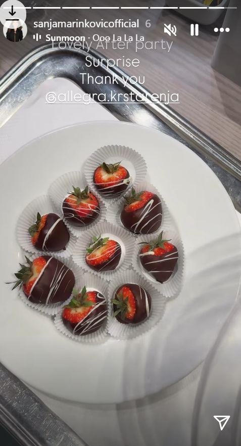 Sanja Marinković uživa u jagodama