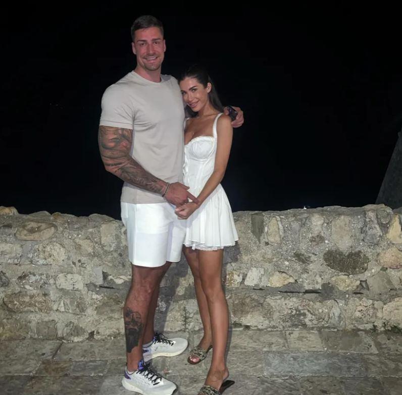 DRUŽIO SE SA MASOVNIM UBICOM, BIO DEČKO SANJE VUČIĆ, MENJAO IME... Sad se Nikola Đorđević verio, evo kako mu izgleda buduća mlada (FOTO)