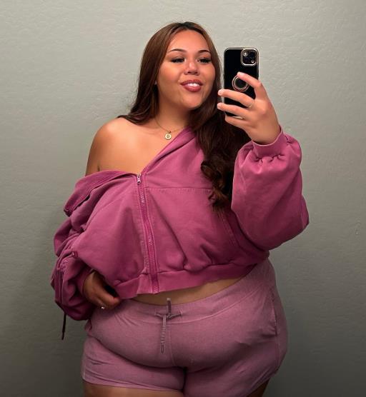 Džulija Sena u rozom duksu i šortsu.jpg