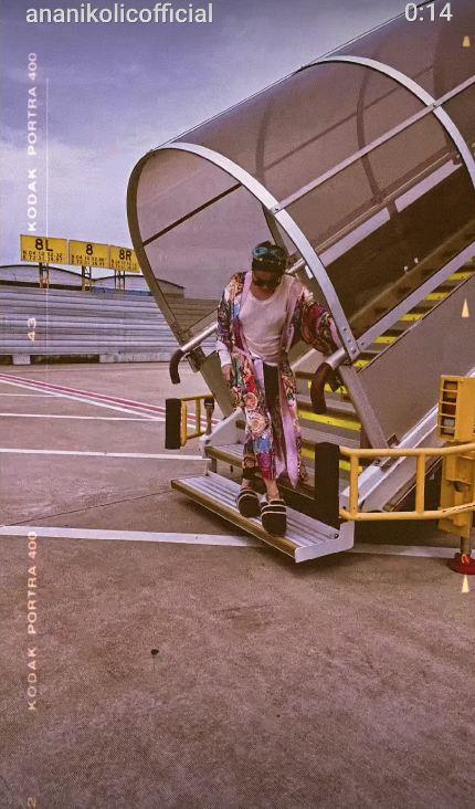 Ana Nikolić pozirala na ulazu u avion