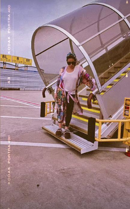 Ana Nikolić pozirala na ulazu u avion