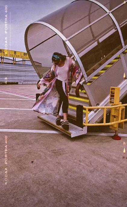 Ana Nikolić pozirala na ulazu u avion