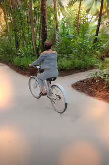 Ana Nikolić vozi bicikl na Maldivima