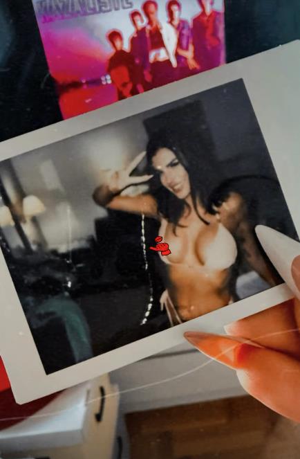 GRUDI NA IZVOLTE: Ena Čolić novom fotografijom na mrežama raspametila muški rod! Uvukla silikone u minijaturni bikini, sve joj ispalo (FOTO)