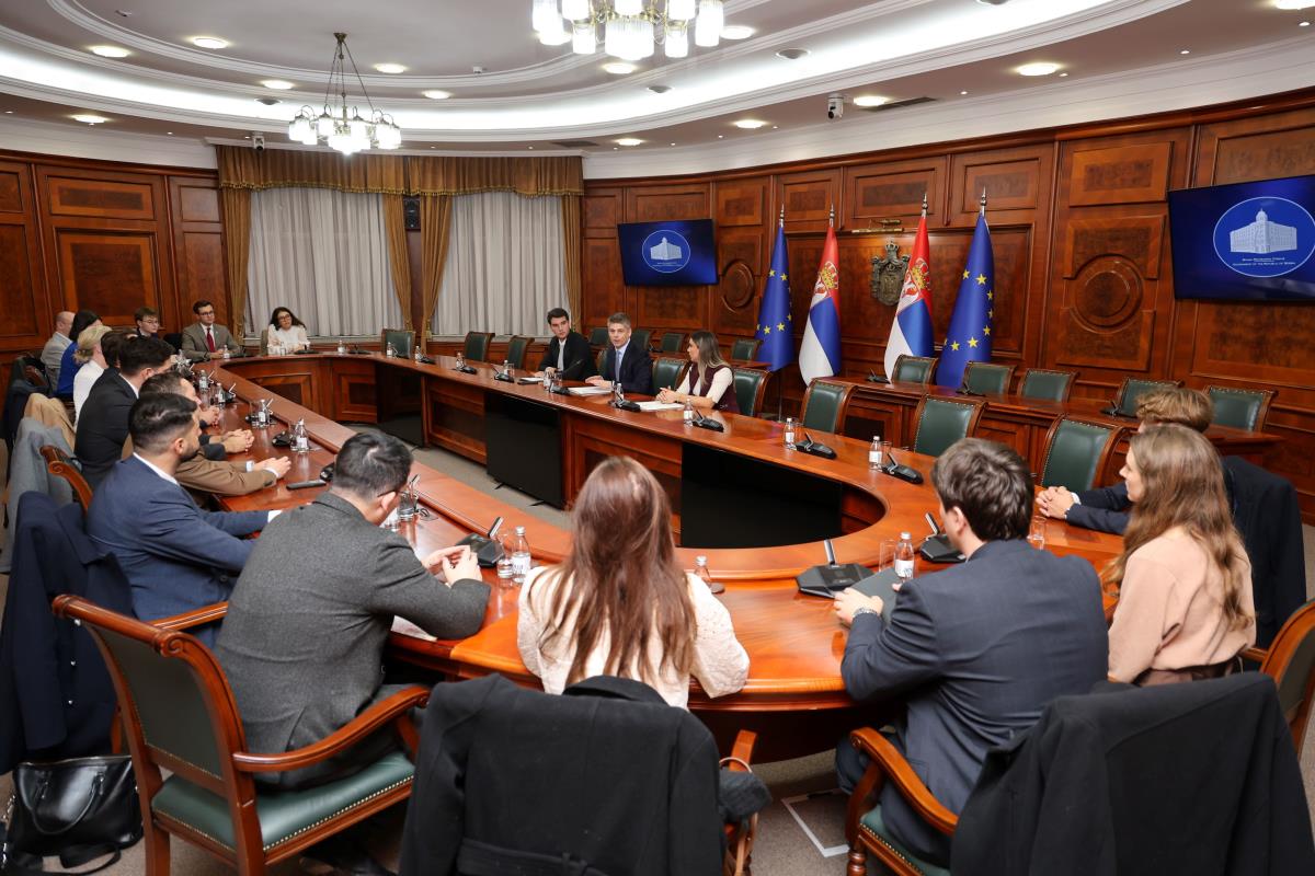 Arno Gujon sa mladim liderima iz Francuske.jpg