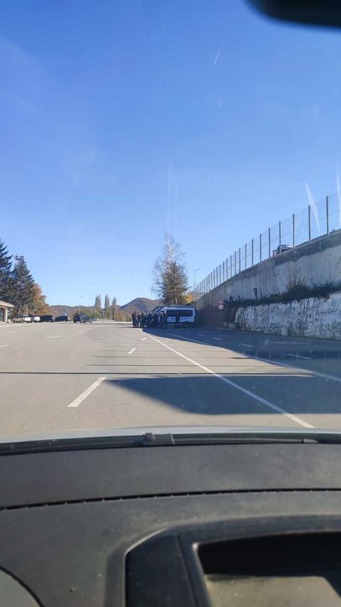Bugarska policija dočekuje Grobare.jpg