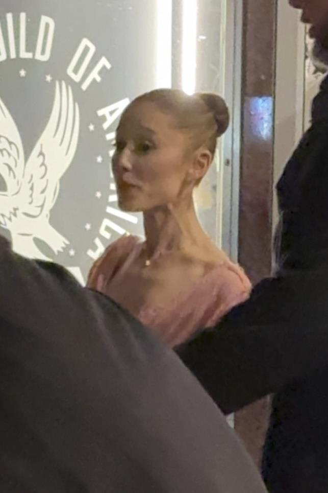 Ariana Grande na premijeri filma Wicked: For Good u Njujorku u roze haljini, zabrinula javnost zbog mršavog izgleda.