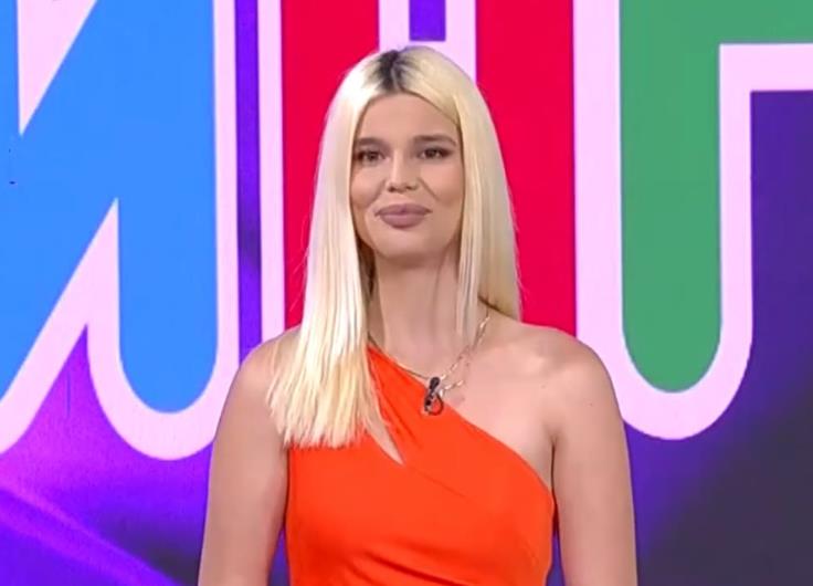 Voditeljka Maša Zipovski u crvenoj haljini na jedno rame.jpg